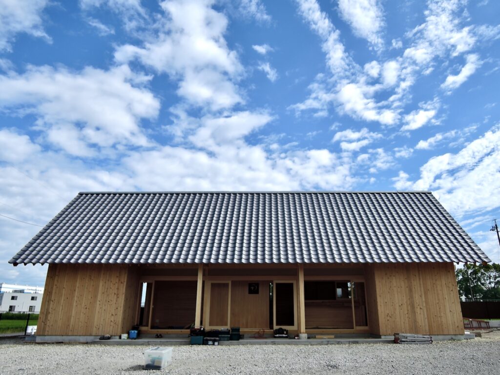 田園風景と調和する南側から見た瓦屋根の運送会社事務所